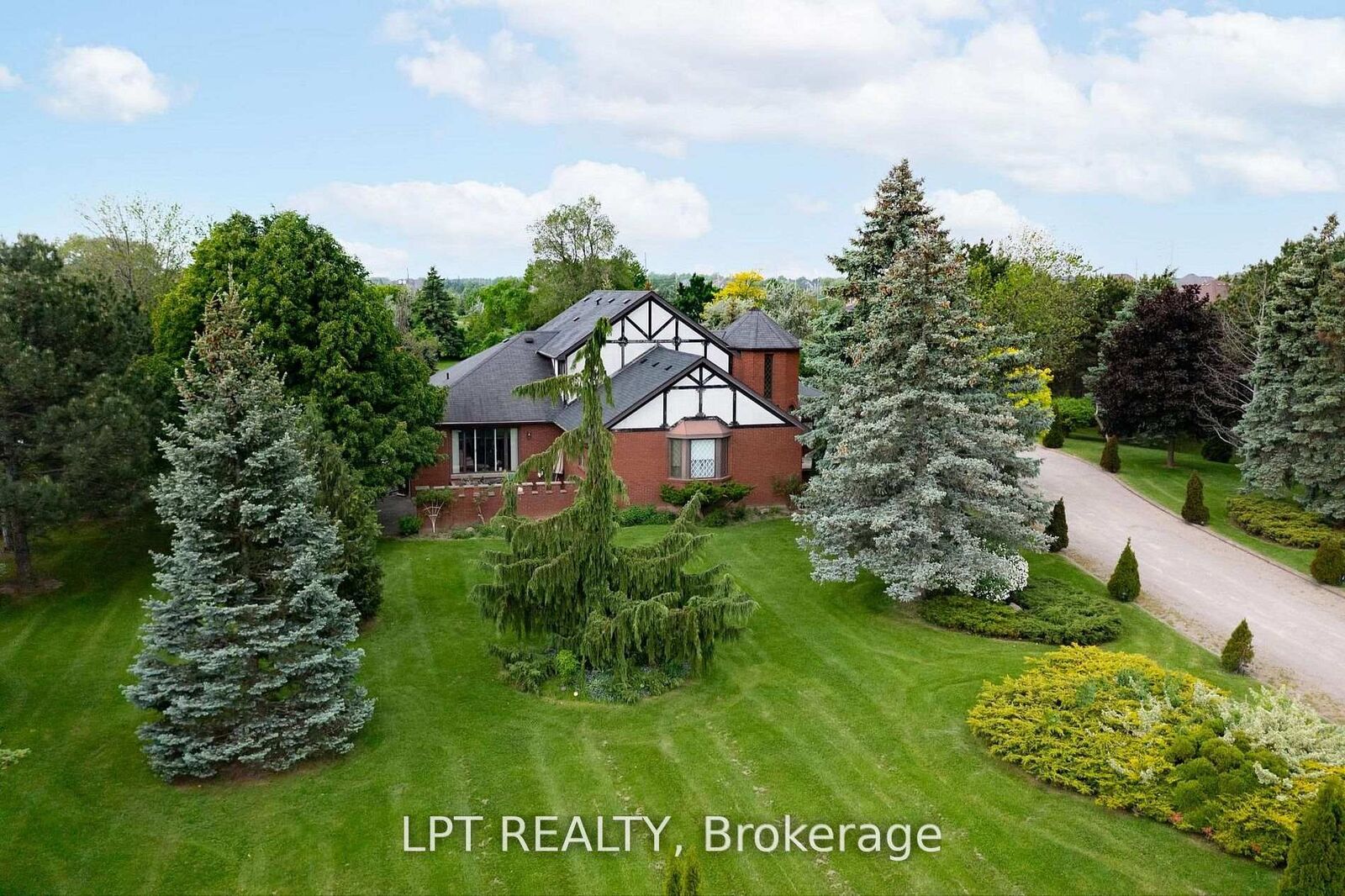 Property Photo: 6 Fenton Way ON L6P 0P5