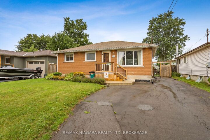 Property Photo: 220 Cutress Avenue ON L3C 2P8