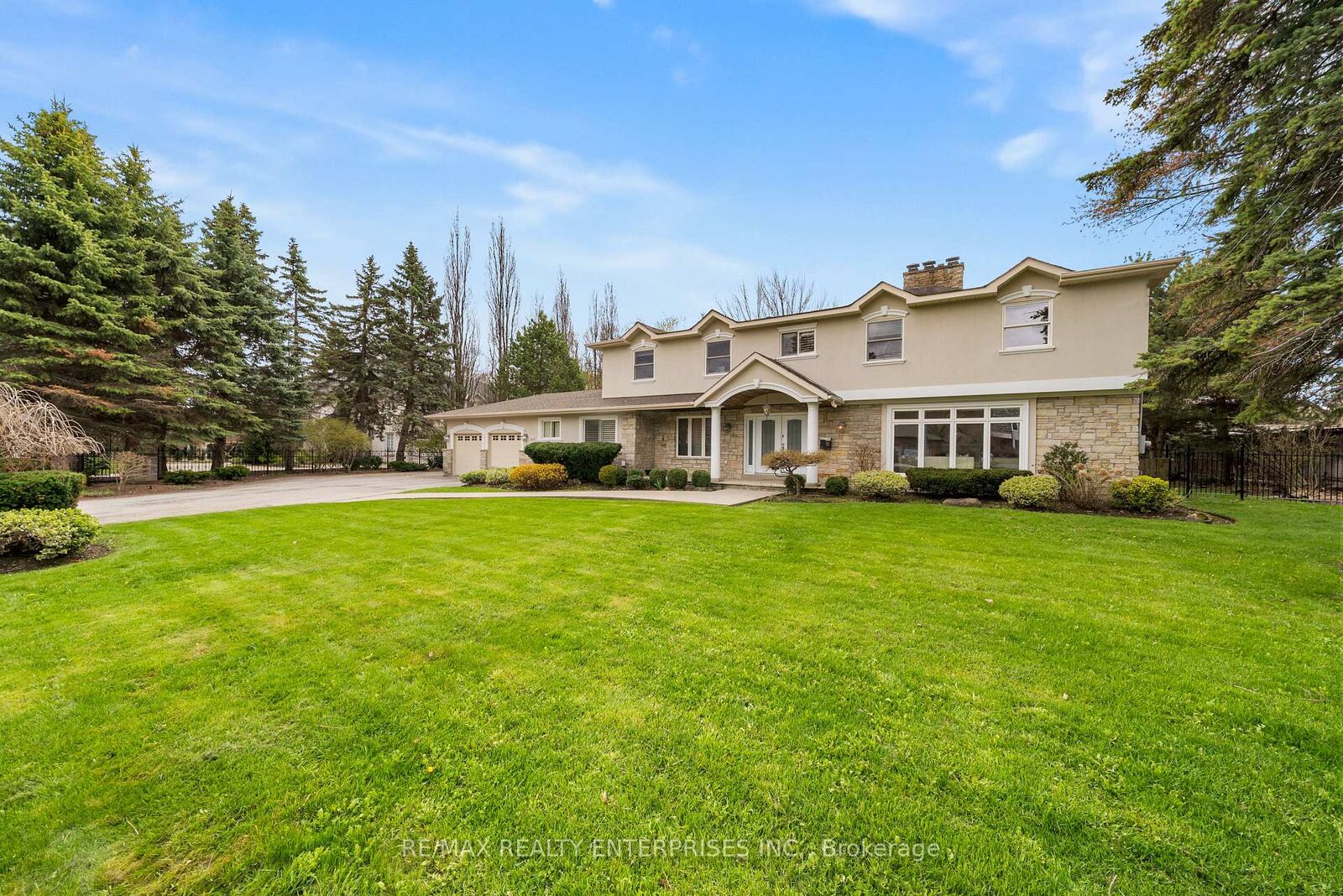 Property Photo: 2154 Oneida Crescent ON L5C 1V6