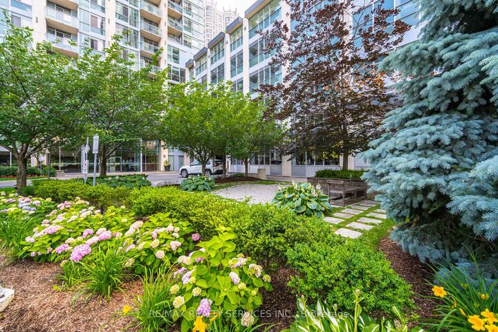 Property Photo:  225 Webb Drive 810  ON L5B 4P2 