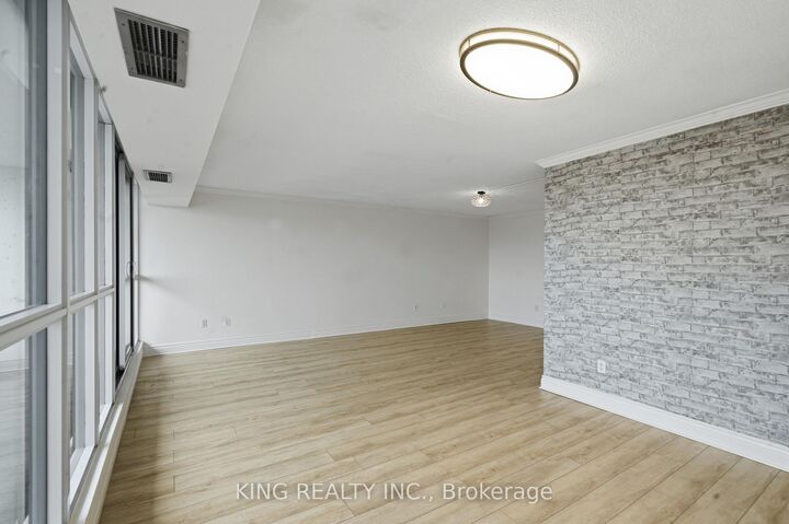 Property Photo:  389 Dundas Street 701  ON N6B 3L5 