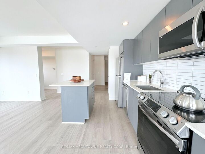 Property Photo: 3385 Dundas Street W 521 ON M6S 2S2