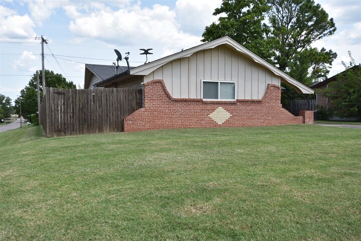 Property Photo:  924 Cherokee Street  OK 74868 
