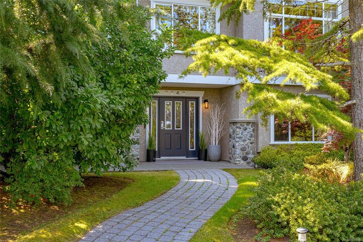 Property Photo: 7348 Ridgedown Crt BC V8M 2H7