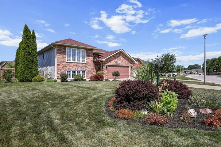 Property Photo: 4026 Applewood Drive ON N0N 1R0