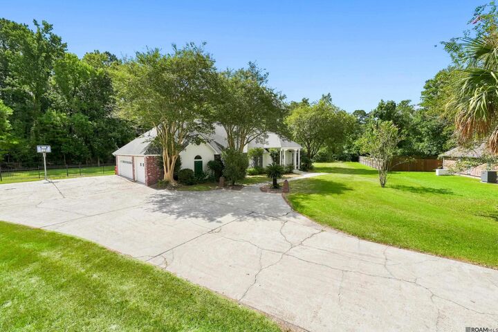 Property Photo: 7580 Sage Meadow Dr LA 70726