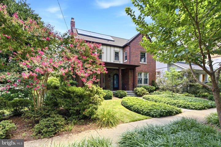 Property Photo:  5405 39th Street NW  DC 20015 