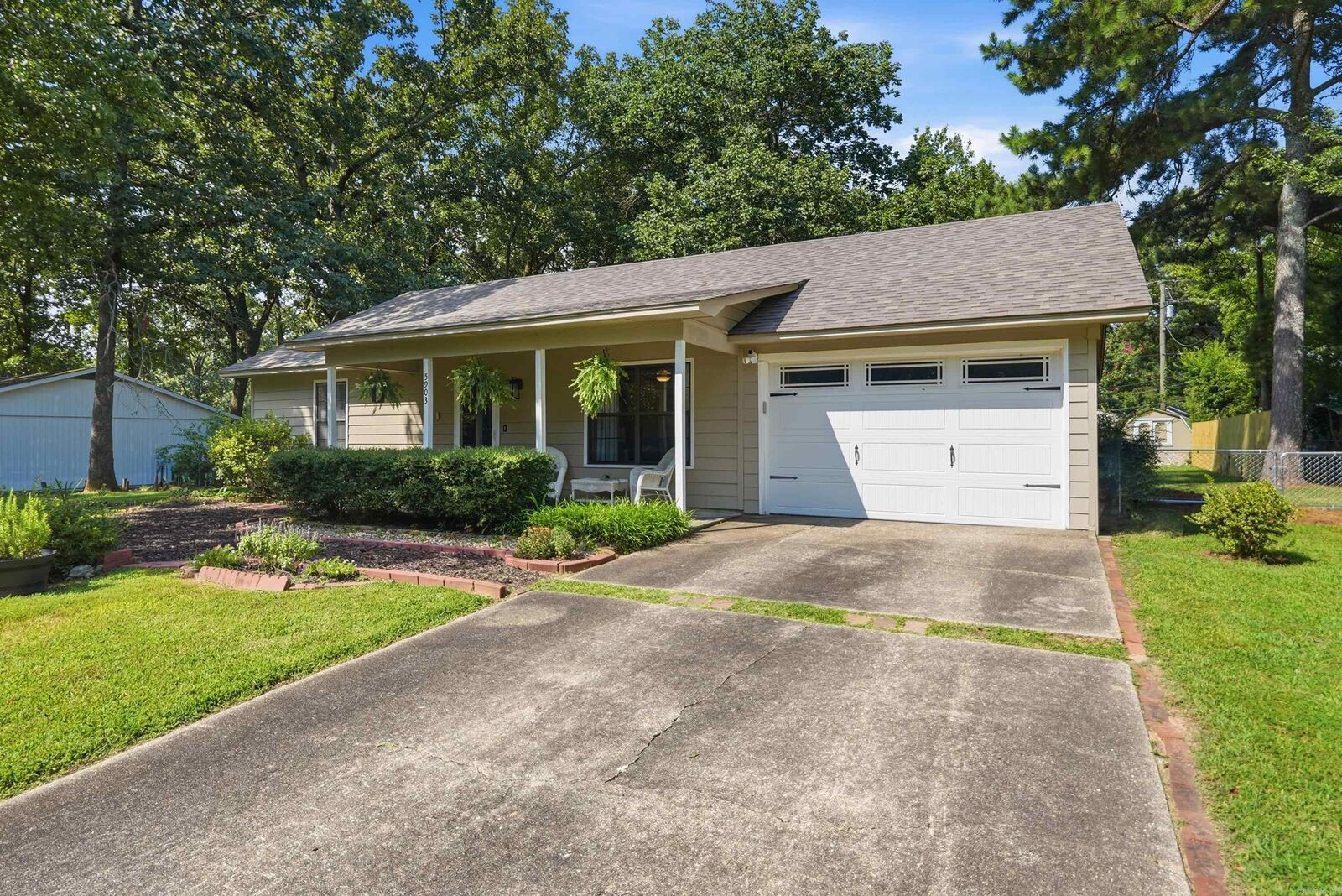 Property Photo: 5903 Edgewood Dr AR 72019
