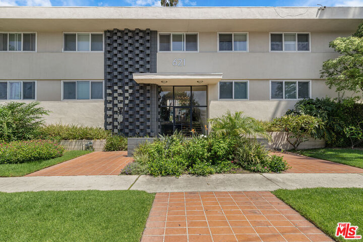 Property Photo:  621 E 99th St  CA 90301 