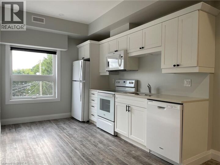 Property Photo:  124 King Street 102  ON N4B 1X8 