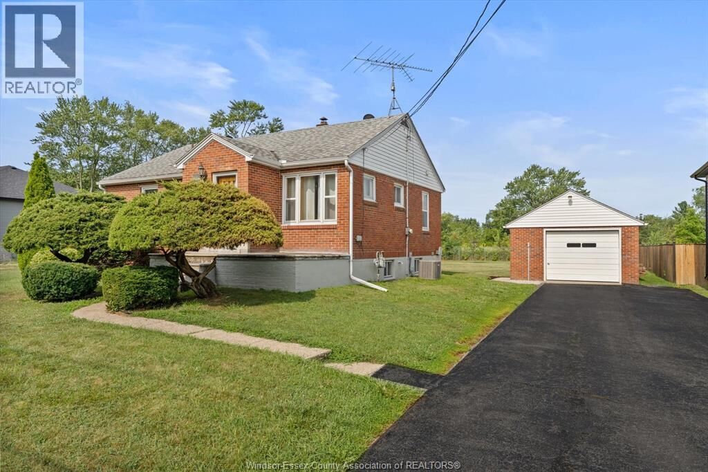 Property Photo:  1226 Surrey Drive  ON N9H 1A9 