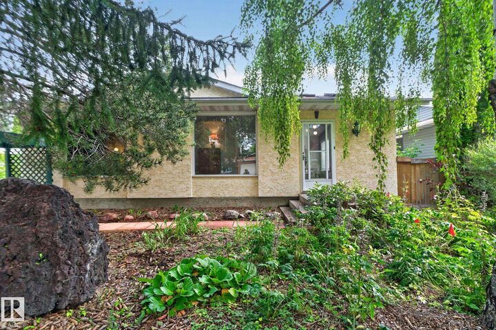Property Photo:  12 Latimer Place  AB T8N 2J5 
