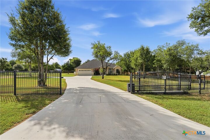 Property Photo:  123 Tomahawk Trail  TX 78155 