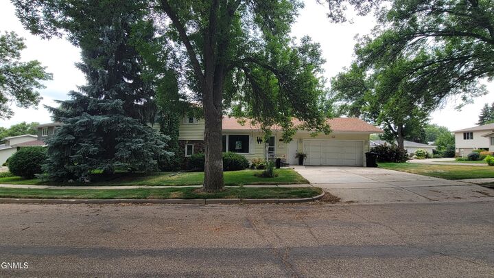 Property Photo:  103 Redstone Drive  ND 58503 