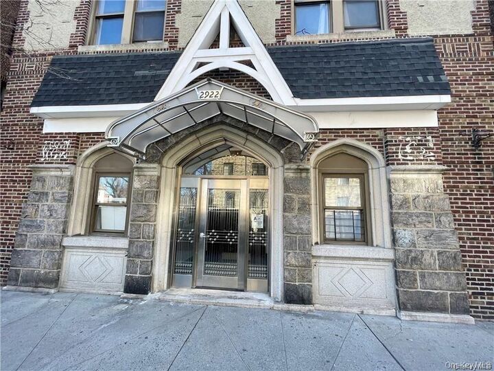 Property Photo:  2922 Barnes Avenue 6E  NY 10467 