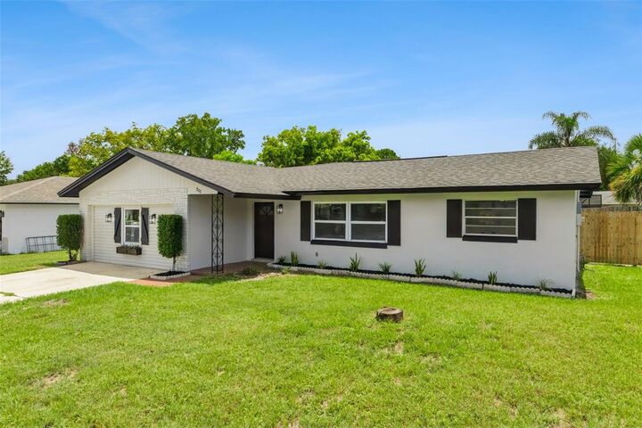 Property Photo: 211 Melissa Court FL 32773