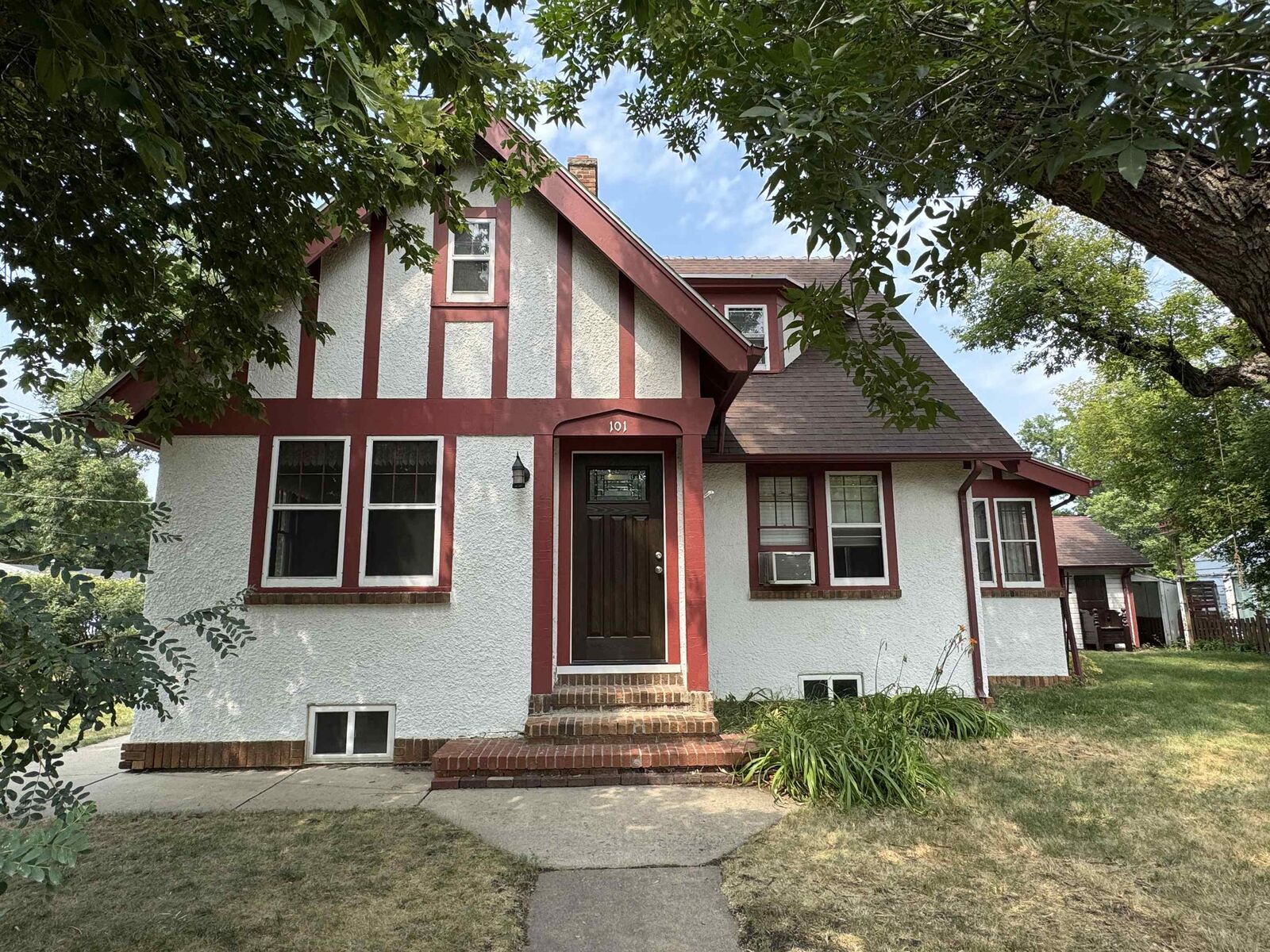 Property Photo:  101 NE 6th Ave  ND 58703 