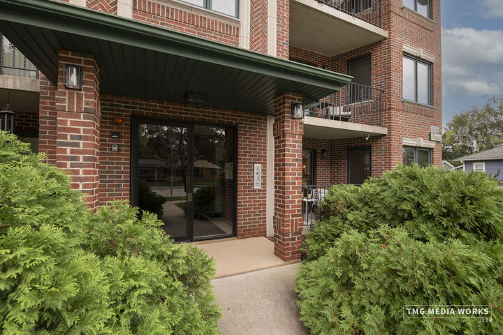 Property Photo: 616 E 5th Avenue 101 IL 60563