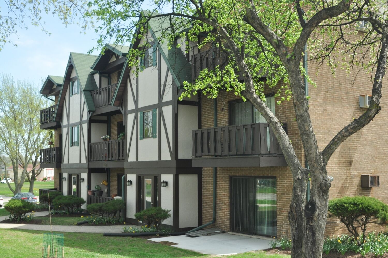 Property Photo: 1110 Chalet Drive 104 IL 60561