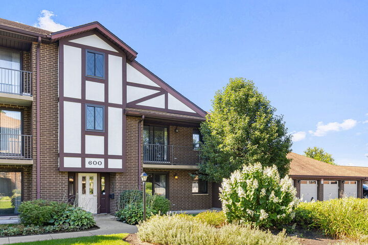 Property Photo:  915 N York Street 604  IL 60126 