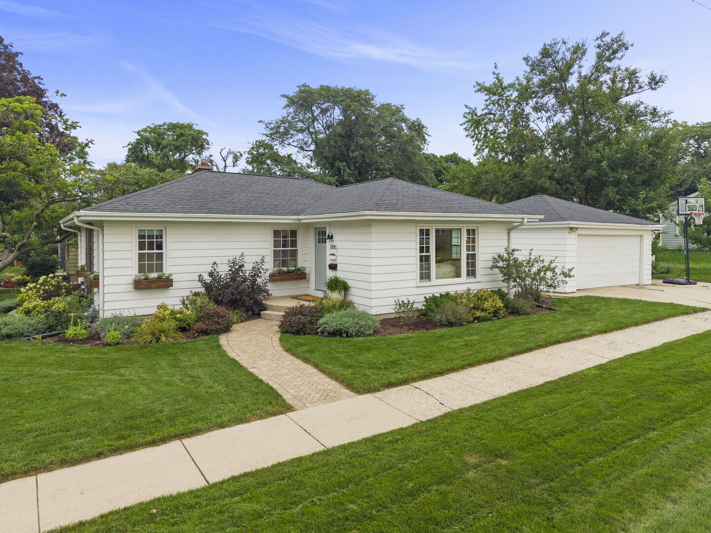 Property Photo: 1205 E Evergreen Street IL 60187