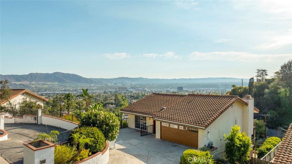 Property Photo: 1218 E Tujunga CA 91501