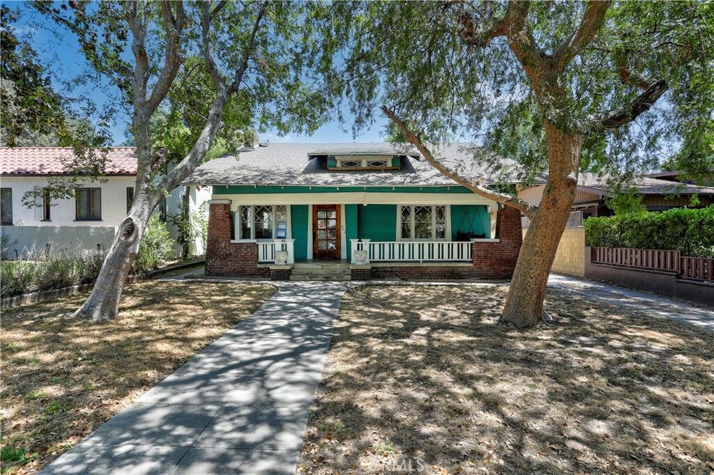 Property Photo:  892 N Chester Avenue  CA 91104 