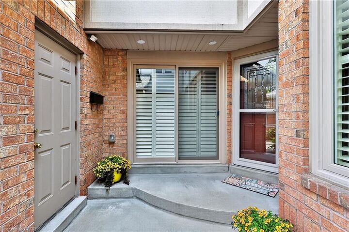 Property Photo: 1724 The Chase 6 ON L5M 4P2