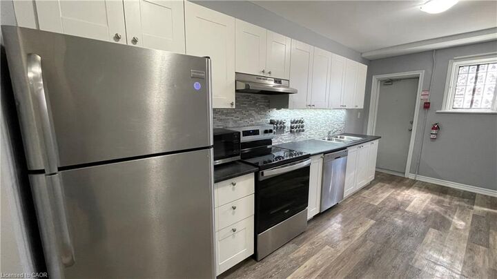 Property Photo:  468 Main Street E 15  ON L8N 1K6 