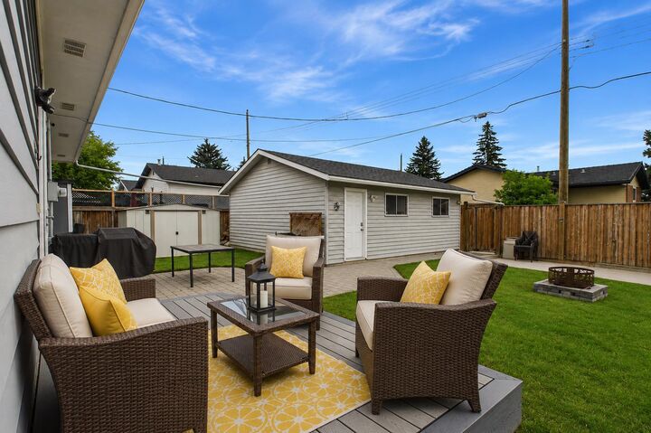 Property Photo: 344 Queen Charlotte Road SE AB T2J 4H6