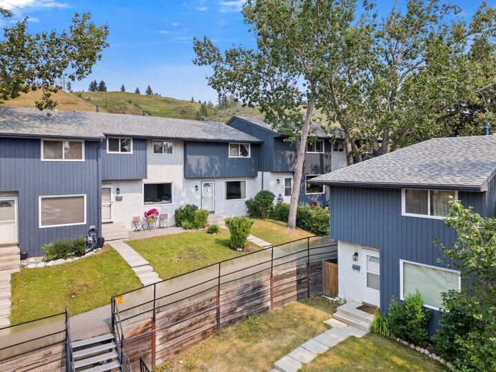 Property Photo:  800 Bowcroft Place 24  AB T4C 1B9 