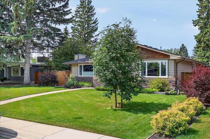 Property Photo:  10807 Mapleshire Crescent SE  AB T2J 1Z1 
