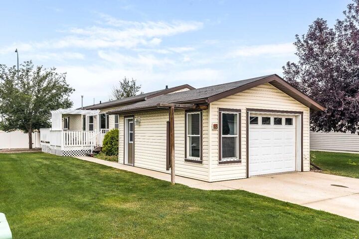 48 Chartwell Place SE — photo 1
