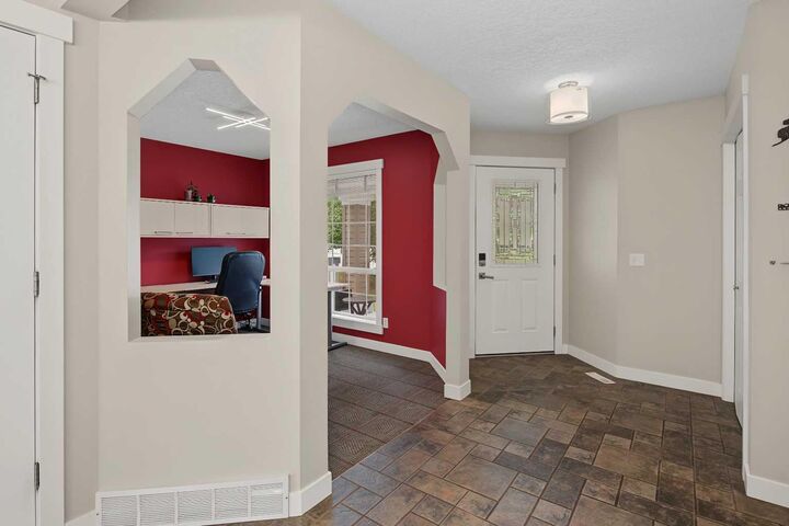 Property Photo: 21 Edgebrook Park NW AB T3A 5V1