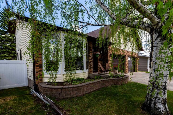 Property Photo: 19 Maxwell Avenue AB T4R 1P3