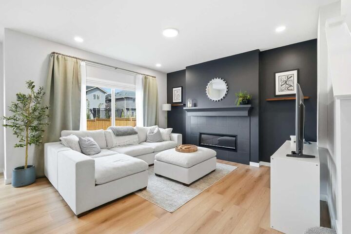 Property Photo:  557 Baywater Manor SW  AB T4B 5R7 
