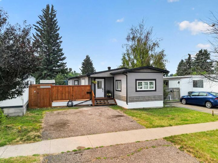 Property Photo: 1410 43 Street S #22 AB T1K 3S5