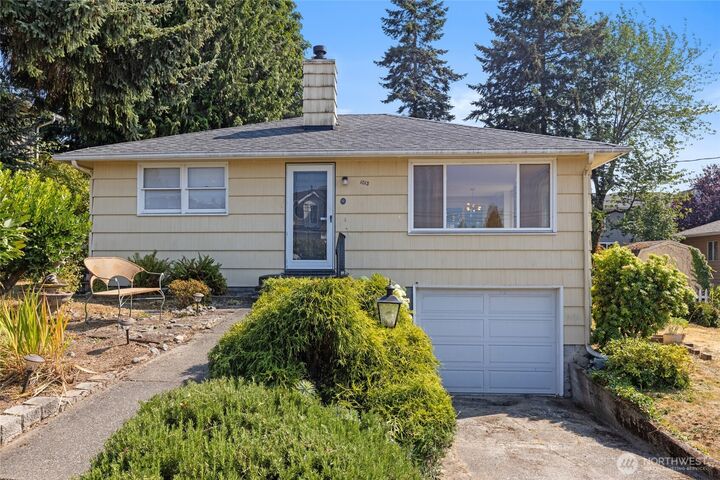 Property Photo:  1013 N 33rd Place  WA 98056 