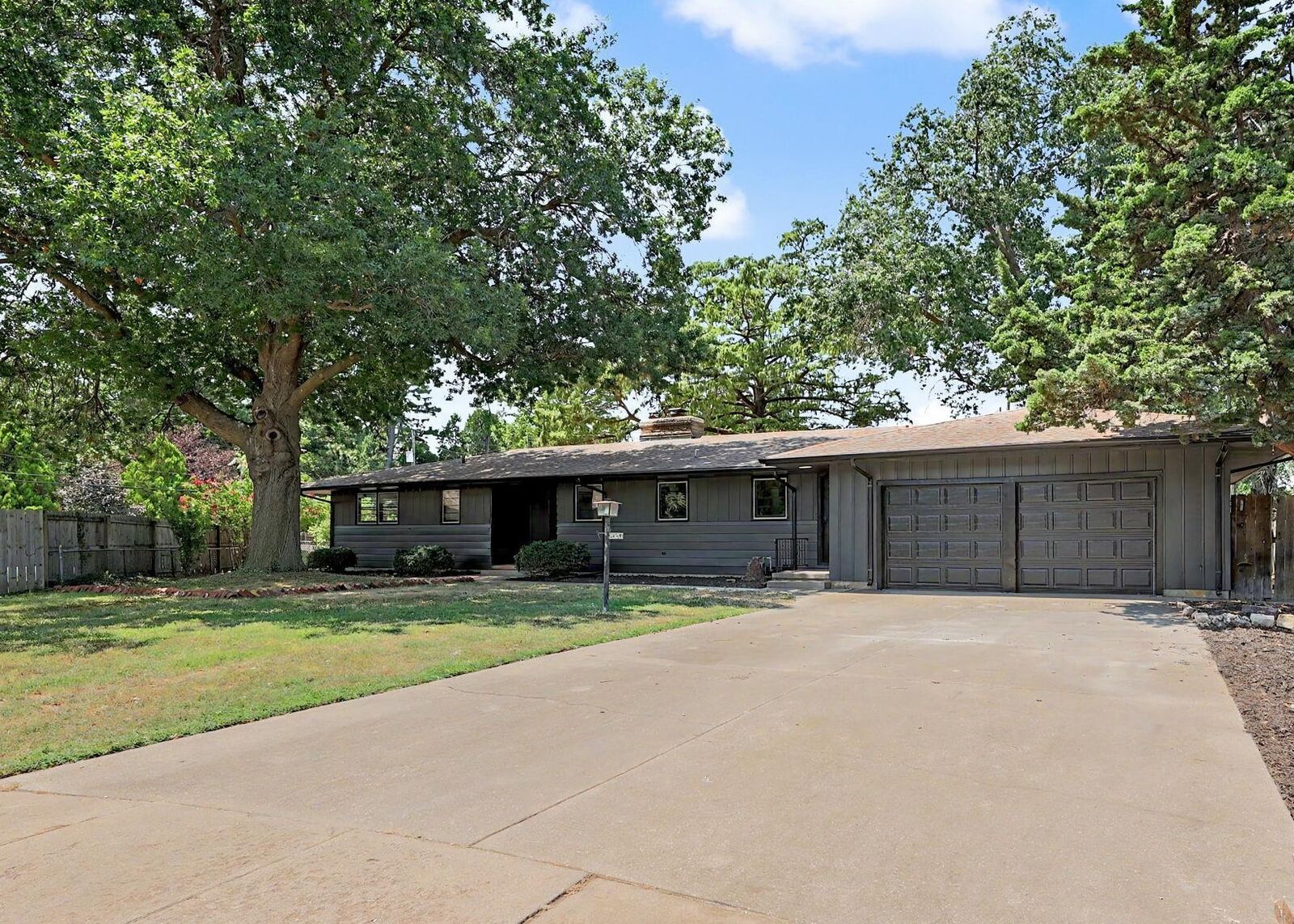 Property Photo:  3321 E Bellaire Ct  KS 67218 