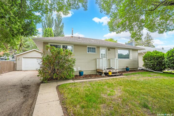 Property Photo:  1714 Drinkle Street  SK S7J 0P7 