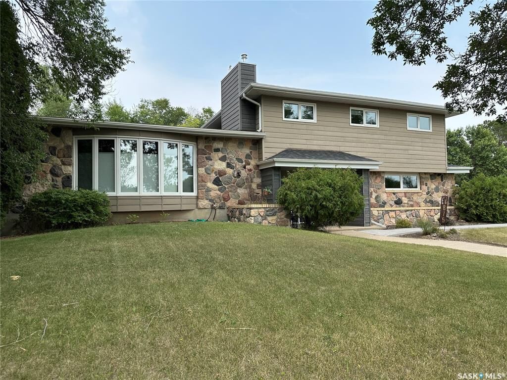 Property Photo:  815 Douglas Road  SK S4H 2M9 