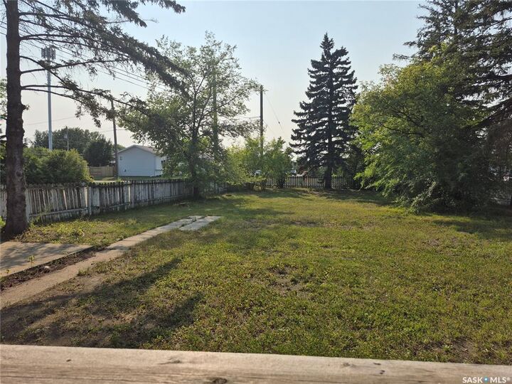 Property Photo:  215 Central Street W  SK S0K 4S0 