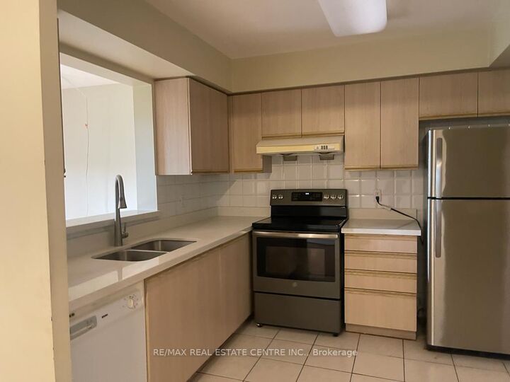 Property Photo:  117 Omni Drive 20  ON M1P 5A5 