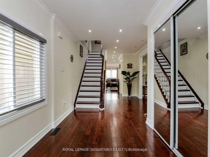 Property Photo: 6222 Fullerton Crescent ON L5N 3A4