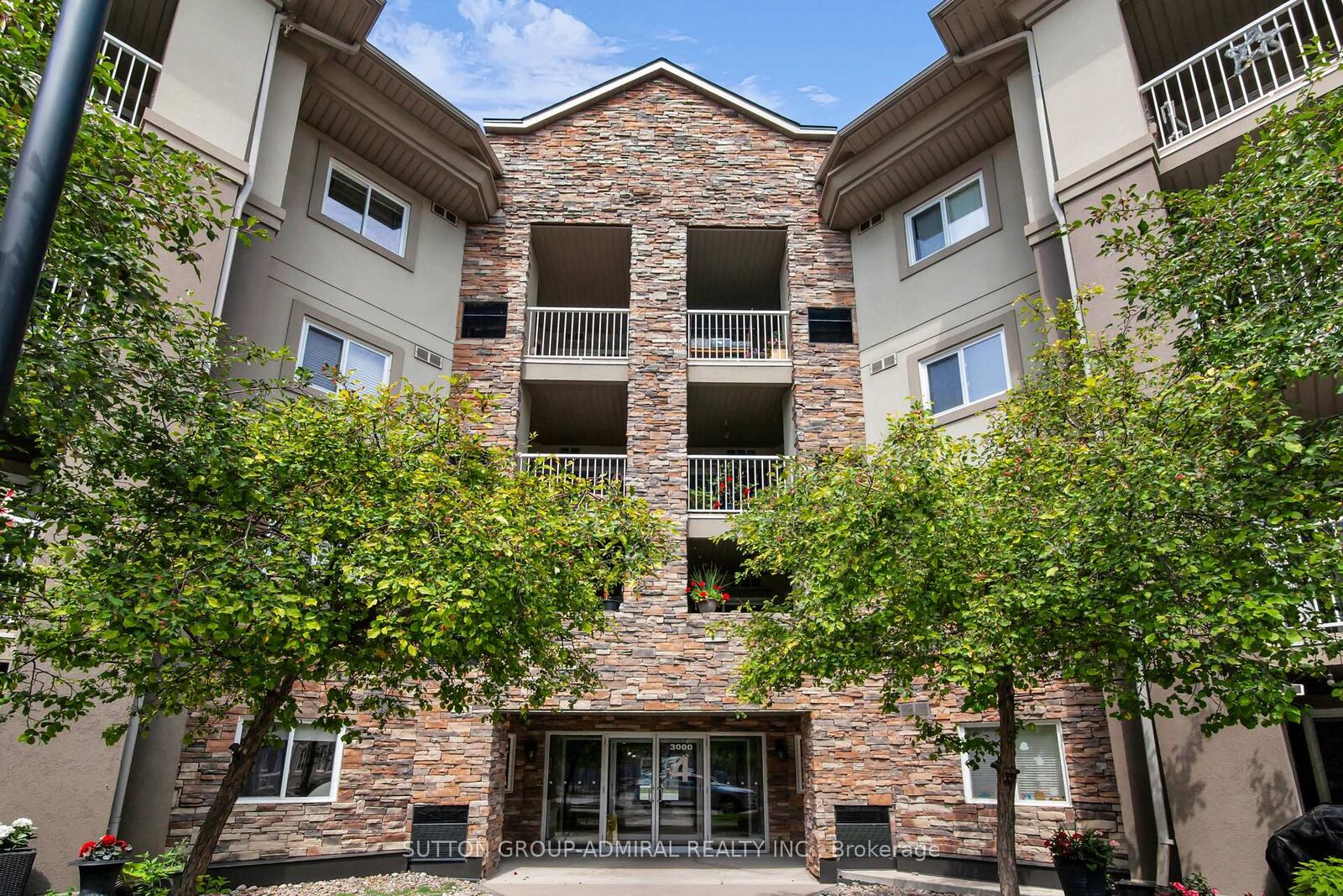 Property Photo: 4 Dayspring Circle 105 ON L6P 2Z5