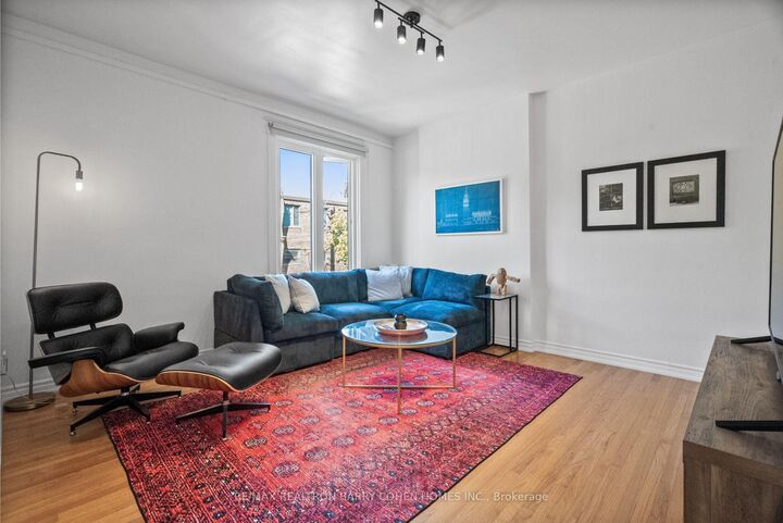 Photo de la propriété:  371 Howland Avenue Upper  ON M5R 3C1 