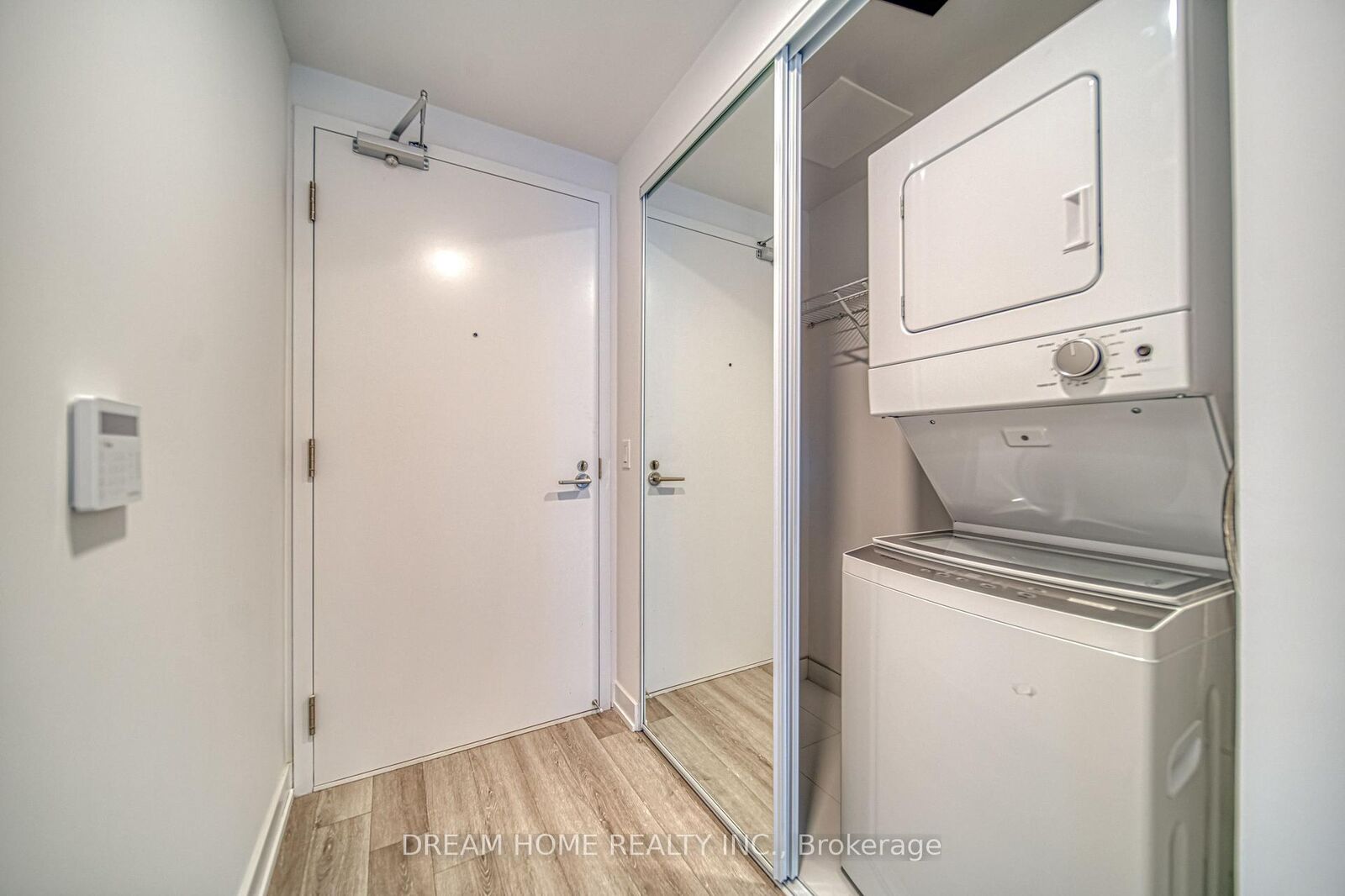 Property Photo:  230 Simcoe Street 1921  ON M5T 0G7 