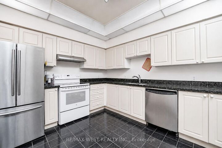 Property Photo: 8 Lee Centre Drive Ph103 ON M1H 3H8