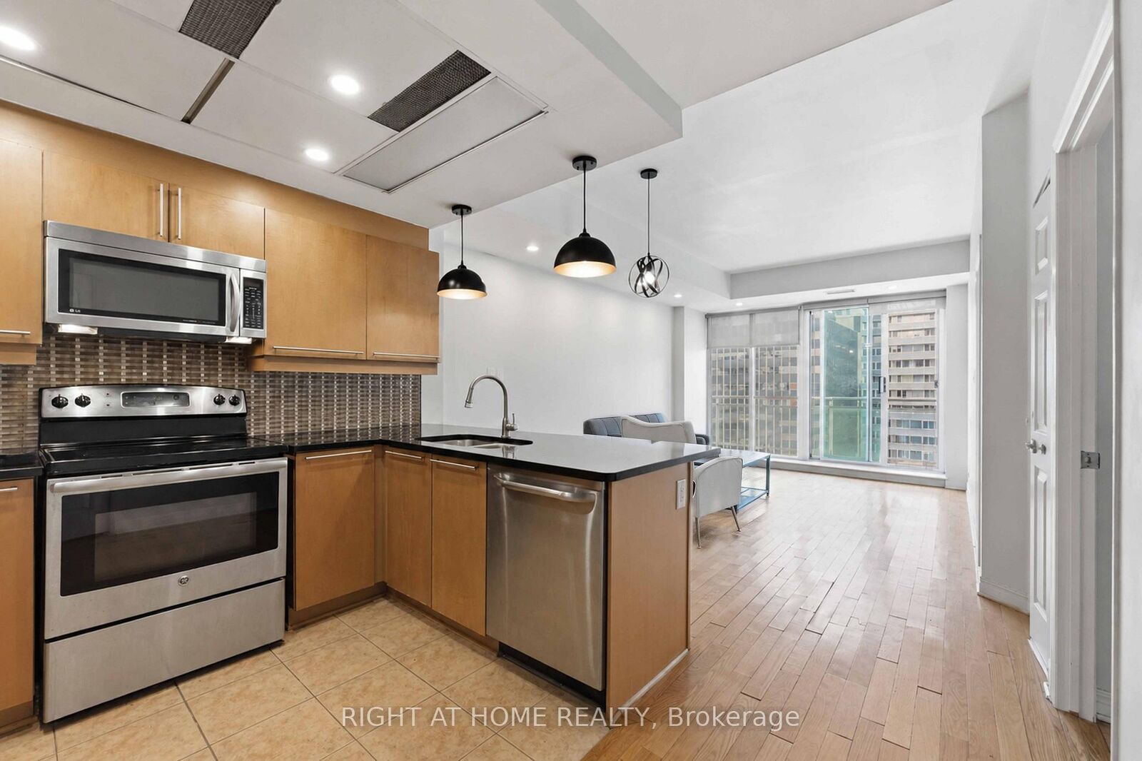 Property Photo:  134 York Street 1009  ON K1N 1K8 