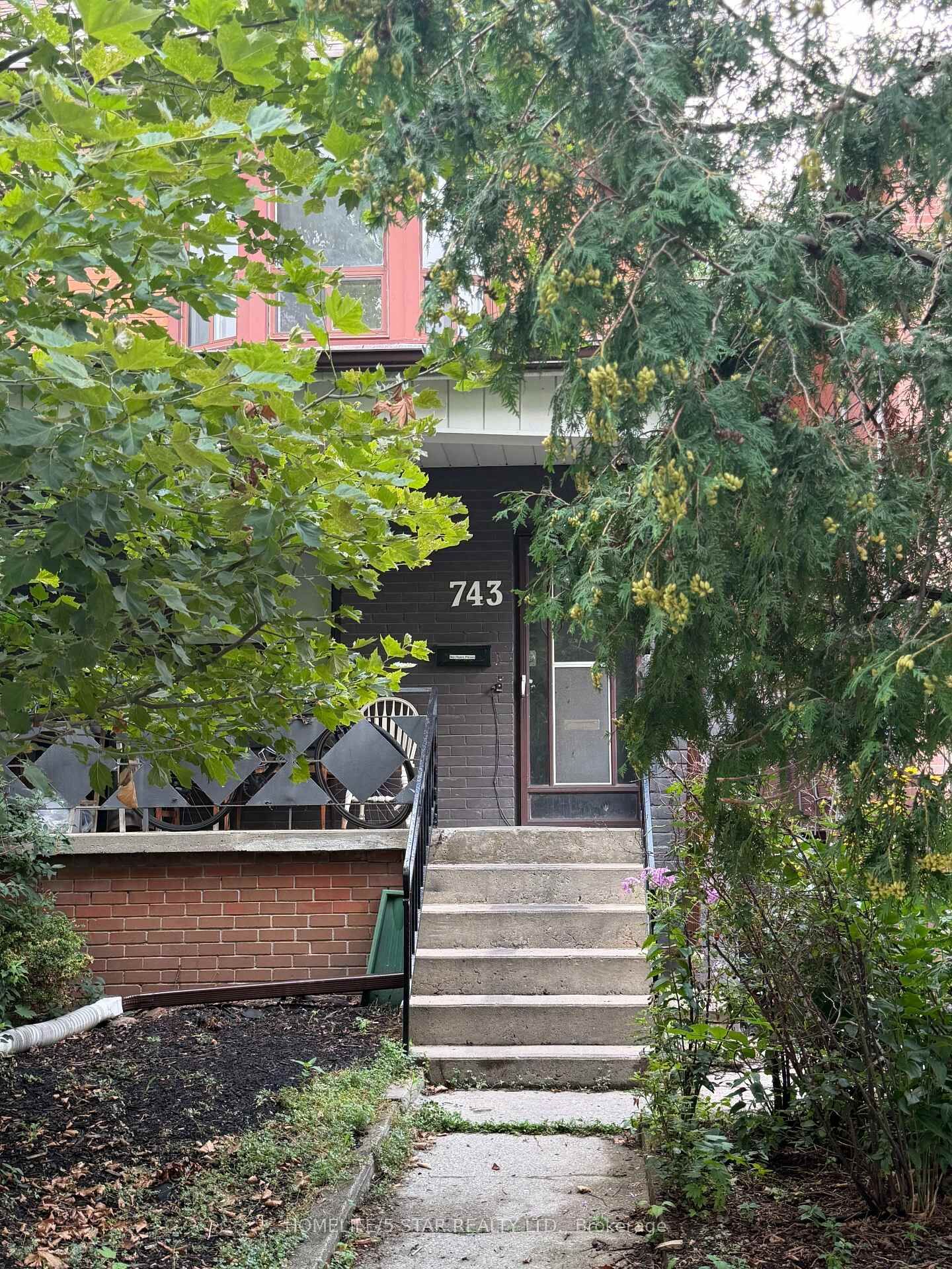 Property Photo: 743 Euclid Avenue Apt 2 ON M6G 2V1